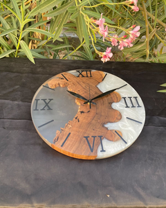 Horloge murale rustique artisanale en bois massif, design intemporel, accent décoratif pour salon, chambre, bureau. - Product Image 2