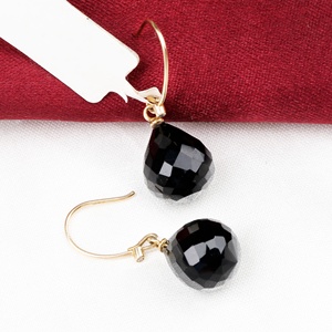 Vente en gros de boucles d'oreilles pendantes en or jaune massif 18 carats avec onyx noir facetté naturel, bijoux fins, Memoria Jewels - Product Image 3