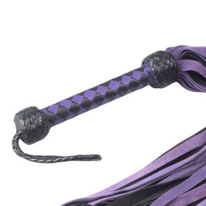 Flogger en cuir de vache véritable avec des franges douces et une poignée ergonomique pour jeux BDSM à impact - Product Image 1