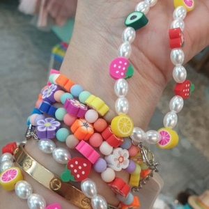 Collar con cuentas de flores y fresas coloridas, accesorio de moda con colores llamativos - Product Image 1