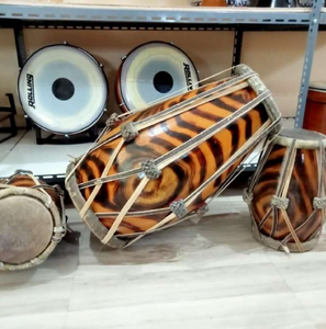 Dholak en bois foncé poli et rainuré avec chevilles de réglage en laiton, bords noirs et poignée centrale en métal, disponible en gros - Product Image 2