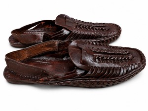 Mocassins Qureshi Trading Company 002 en cuir véritable marron, tressés à la main, à bout ouvert, avec logo embossé, style décontracté ethnique - Product Image 3