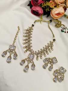Parure de bijoux de mariée haut de gamme Kundan avec collier ras-du-cou carré orné de pierres, boucles d'oreilles pendantes assorties et Maang Tikka - Product Image 1