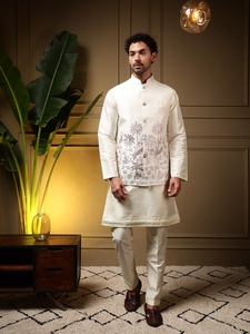 Ensemble Koti Kurta Pajama en soie blanche pour homme avec broderie, coupe classique, style traditionnel indien pakistanais, longueur genou, tenue de mariage - Product Image 1