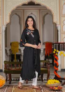 Kurta noire en rayonne brodée pour femme, style asymétrique, col rond, manches trois-quarts, conçue pour un usage décontracté ethnique mondial - Product Image 4