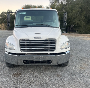 Camiones Freightliner M2 106 con Remolques de Plataforma, Usados, Super Limpios y Económicos, Modelos 2014, 2015 y 2016, Listos para Exportación - Product Image 1