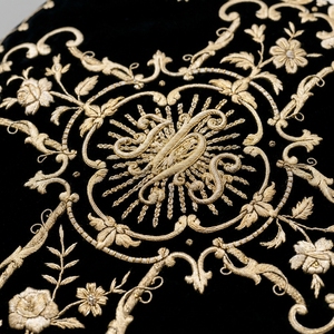 Chasuble liturgique personnalisée en velours noir, brodée à la main avec du fil d'or, vêtement de clergé d'église, robe de cérémonie - Product Image 6