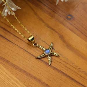 Colgante de Estrella de Mar Hecho a Mano en Latón con Piedra de Labradorita, Joyería Náutica Chapada en Oro - Product Image 2