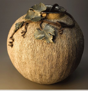 Urne ronde texturée de couleur terre, ornée de feuilles de vigne et de lianes métalliques réalistes. Disponible aux prix de gros. - Product Image 1