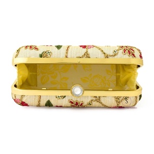 Pochette brodée florale pour femme indienne avec chaîne, élégante pour soirée et mariage, en coton, Shagun Pouches - Product Image 4