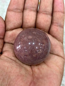 Esfera de cuarzo fresa con inclusiones rojo rosado, profundidad translúcida, textura brillante, forma redondeada y cristal cautivador - Product Image 3