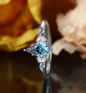 Bague de fiançailles et de mariage en argent sterling 925 avec alexandrite taille cerf-volant, changeante de couleur, bijou de mariée unique, cadeau - Product Image 4