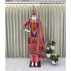 Hermoso Salwar Kameez de Algodón para Fiestas, Top y Pantalón con Dupatta - Product Image 2