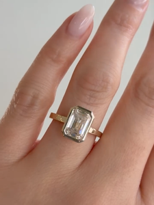 Bague en diamant de laboratoire taille émeraude 3 carats, sertie clos, or jaune 14 carats, bague de fiançailles en diamant de laboratoire certifié IGI - Product Image 2