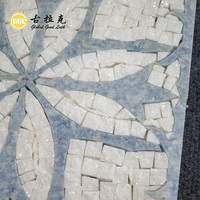 Mosaïque de marbre blanc Thassos à motif floral bleu accrocheur, design carré découpé au jet d'eau pour la décoration murale moderne des cuisines et salles de bain