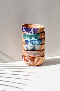 Bols à salade de fruits en bois à joint en résine époxy Meilleure qualité Vaisselle Bol Imprimé Espace de Noël Article artisanal indien - Product Image 5