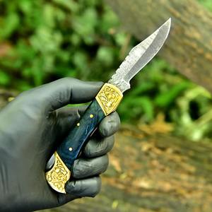 Couteau de chasse pliant artisanal, lame en acier Damas gravée, manche en bois, couteau personnalisable OEM - Product Image 1