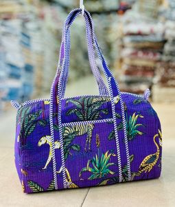 กระเป๋าเป้สะพายหลังแบบมีซับในสีม่วง กระเป๋าเดินทางแบบถือสำหรับวันหยุดสุดสัปดาห์ กระเป๋าผ้าพิมพ์ลาย กระเป๋าถือสำหรับค้างคืน สำหรับการเดินทางระยะสั้น - Product Image 3