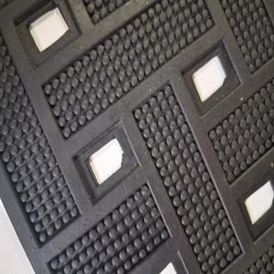 แผ่นรองกันลื่นแบบเป็นมิตรกับสิ่งแวดล้อม ทนทาน กันลื่น ซักล้างได้ ยางสีดำ ดีไซน์ลายไม้ปาร์เก้ แบบกล่อง หนา 5 มม. ขนาด 25x75 ซม. - Product Image 4