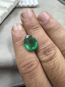 Esmeralda Zambiana Natural de 6.41 quilates, Corte Ovalado, Verde Intenso, Piedra Preciosa Suelta para Joyería - Product Image 1