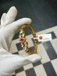 Bracelet de charme Kundan traditionnel indien Bhargavi avec motif floral, bijoux de mariage pour la mariée, fournisseur en gros - Product Image 4