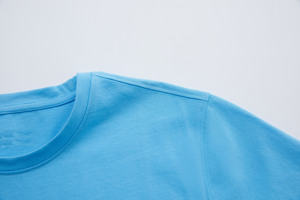 เสื้อยืดพรีเมียมสำหรับผู้ชาย ออกแบบด้วยผ้าที่นุ่มและระบายอากาศได้ดีเพื่อความสบายตลอดวันและสไตล์ทันสมัย - Product Image 4
