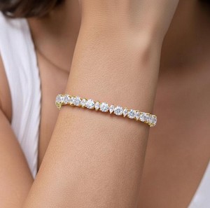 Pulsera con Dijes de Moissanita en Plata de Ley 925 Chapada en Oro, Elegante Aspecto de Diamante, Joyería de Lujo para Bodas para Mujer - Product Image 2
