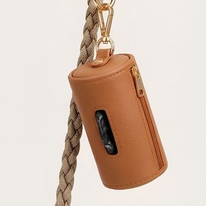 Pochette distributrice de sacs à déjections canines en cuir PU de luxe avec logo personnalisé et clip métallique, support portable pour sacs à déjections animales - Product Image 3