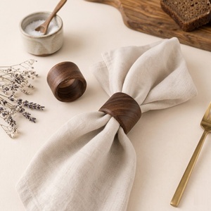 Anneaux de serviette en bois écologiques faits à la main, décoration de table en bois naturel pour mariages, restaurants et événements de luxe - Product Image 1