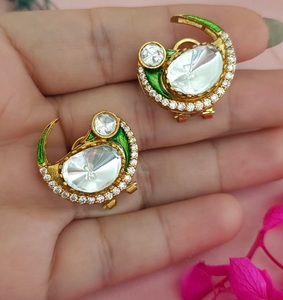 Pendientes de tuerca elegantes de latón chapado en oro de alta calidad con moissanita para fiestas nocturnas de mujer, colección de moda. - Product Image 2