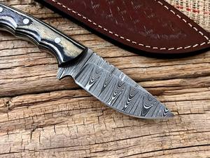 Couteau à lame fixe EDC en damas forgé sur mesure, manche en bois Pakka, étui en cuir, couteau de chasse et de dépecage OEM à lame pleine - Product Image 3