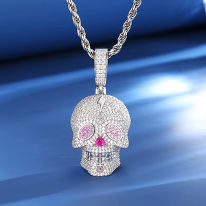 จี้หัวกะโหลกโมอิสซาไนต์ชุบทองคำขาว ประดับเพชร ตาสีชมพู สร้อยคอแบบ Iced Out พร้อมใบรับรอง GRA สำหรับผู้ชายและผู้หญิง สไตล์ฮิปฮอป - Product Image 1