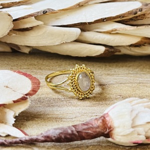 Bague Femme Tendance et Élégante en Laiton Plaqué Or, Motif Rayons de Soleil et Pierre de Lune, Style Vintage Bohème, Délicate et Imposante, Thème Céleste, Vente en Gros - Product Image 3