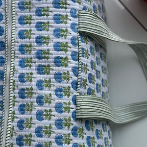 Bolsa de lona acolchada de algodón con estampado floral azul, cierre de cremallera, gran capacidad, bolsa de viaje de fin de semana, bandolera - Product Image 5