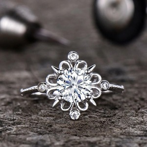 Bague de fiançailles vintage en or blanc 14 carats avec diamant taille émeraude pour femme - Product Image 1