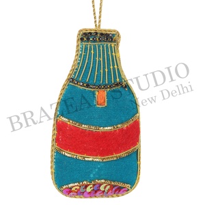Brazeal Studio - Ornements de Noël personnalisés faits à la main en velours satiné écologique, brodés de perles, fils dorés, fabrication artisanale - Product Image 1