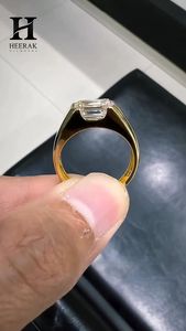 แหวนแต่งงานผู้ชายทองคำขาว 14K 18K หรูหรา ประดับเพชรทรงเหลี่ยมมรกตจากแล็บ ขัดเงาสูง แบบครึ่งขอบ - Product Image 1
