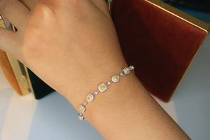 AMBER JEWELS Pulsera Unisex Chapada en Oro de 18K con Piedra Natural de Corte Esmeralda y Engaste de Estrella, Joyería Clásica de Boda Estilo Hip Hop - Product Image 2