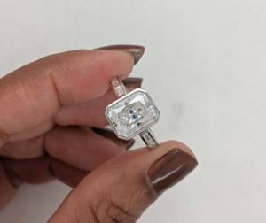 Bague de fiançailles et de mariage en or blanc 14 carats avec diamant de laboratoire taille radiant de 2,50 carats, sertie clos, certifiée IGI, luxe, pour anniversaire - Product Image 5