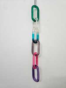 Sculpture artistique en résine à chaînes entrelacées |   Liens rectangulaires |   Décoration intérieure |   Multicolore |   Technique de moulage - Product Image 4