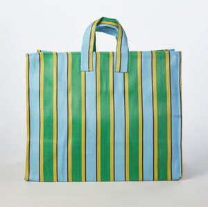 Sacs fourre-tout pour femmes en PVC vegan et nylon, recyclés, tailles variées, toutes saisons, en tissu non tissé, résistants à l'eau, personnalisables - Product Image 3