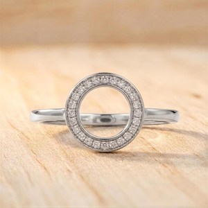 Bague de fiançailles minimaliste en platine avec diamant de laboratoire taille ronde, cercle ouvert, cadeau pour elle - Product Image 4