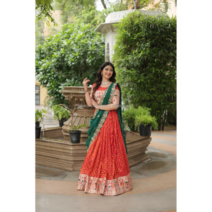 Experimente el encanto de Trending Cosmos Jequard Lehenga Choli con Dupatta bordada de seda rusa. Descubre el Fusio perfecto - Product Image 2