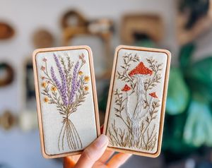 Tarjeta de Regalo Premium con Diseño Floral Bordado, Cierre Magnético, Impresión por Transferencia de Calor, Logotipo Personalizado, Lista para Regalo Promocional de Cumpleaños - Product Image 1