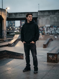 Sweat-shirt à capuche noir brodé pour homme en molleton de coton premium, style streetwear, avec logo personnalisé, vente en gros, tendance - Product Image 4