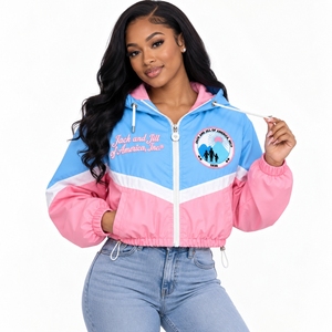 เสื้อแจ็คเก็ตวินด์เบรกเกอร์แบบครอปสำหรับผู้หญิง แบรนด์ Jack and Jill of America แบบขายส่ง ปักลายสีฟ้าอ่อนและชมพู มีฮู้ด ซิปแบบรูดขึ้น - Product Image 3