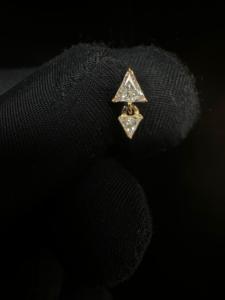 Élégantes boucles d'oreilles pendantes en diamant de laboratoire triangulaire invisible, en or 14 carats, avec design à clou fileté pour cartilage. - Product Image 5