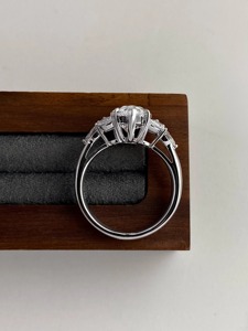 แหวนหมั้นเพชรทรงลูกแพร์ 3 กะรัต ได้รับการรับรองจาก IGI สี D ความสะอาด VS1 ตัวเรือนทองคำขาว 14K สำหรับผู้หญิง - Product Image 3