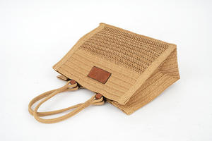Descubra la elegancia de nuestro bolso de hilo natural con parche de cuero y patrones de malla para un look moderno hoy. - Product Image 3
