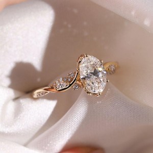 Anillo Romántico con Diamante Ovalado de 2.01CT VS2, Diseño Floral, Oro Amarillo de 14K, Regalo para Bodas, Cumpleaños y Eventos - Product Image 2